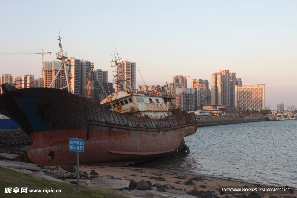 岸边旧船与城市天际线