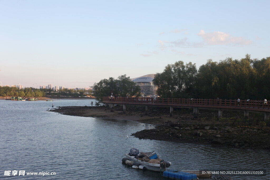 河畔小船风景图