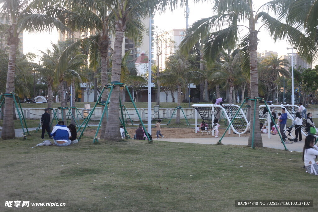 户外公园休闲游乐场景