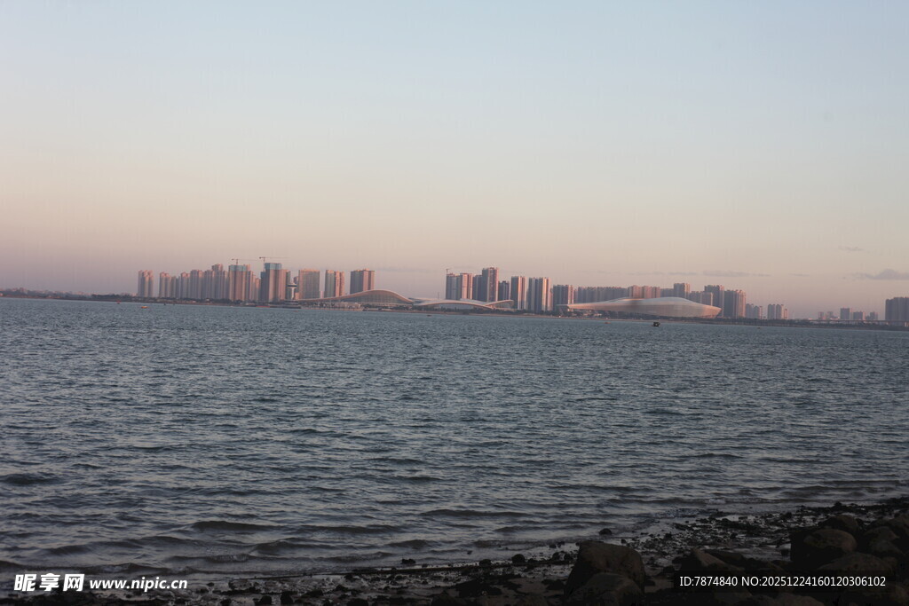 海滨城市黄昏海景