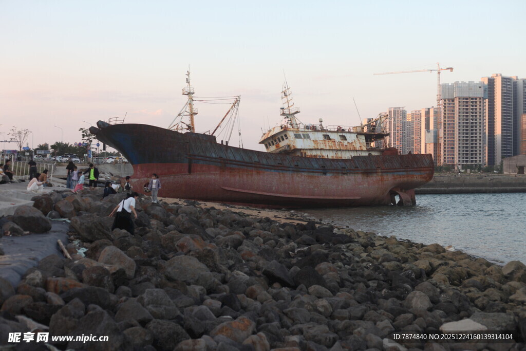 港口边老旧船只停靠景象