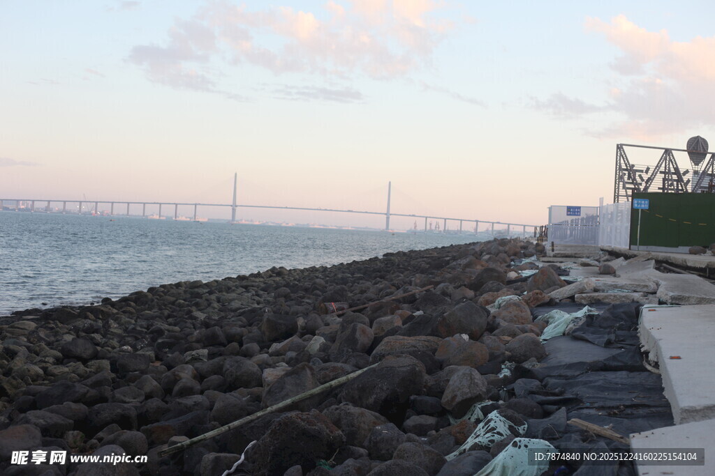 海边黄昏时的礁石景观