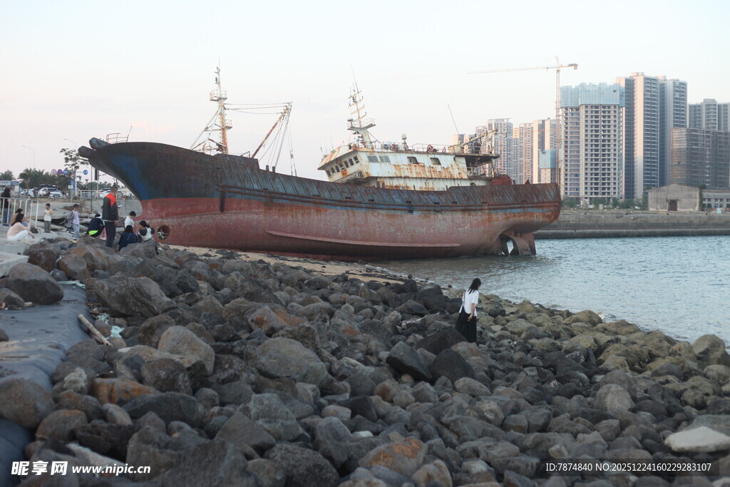岸边停靠的老旧船只
