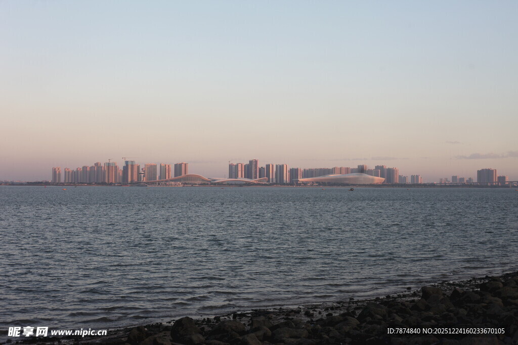 海滨城市黄昏天际线景观