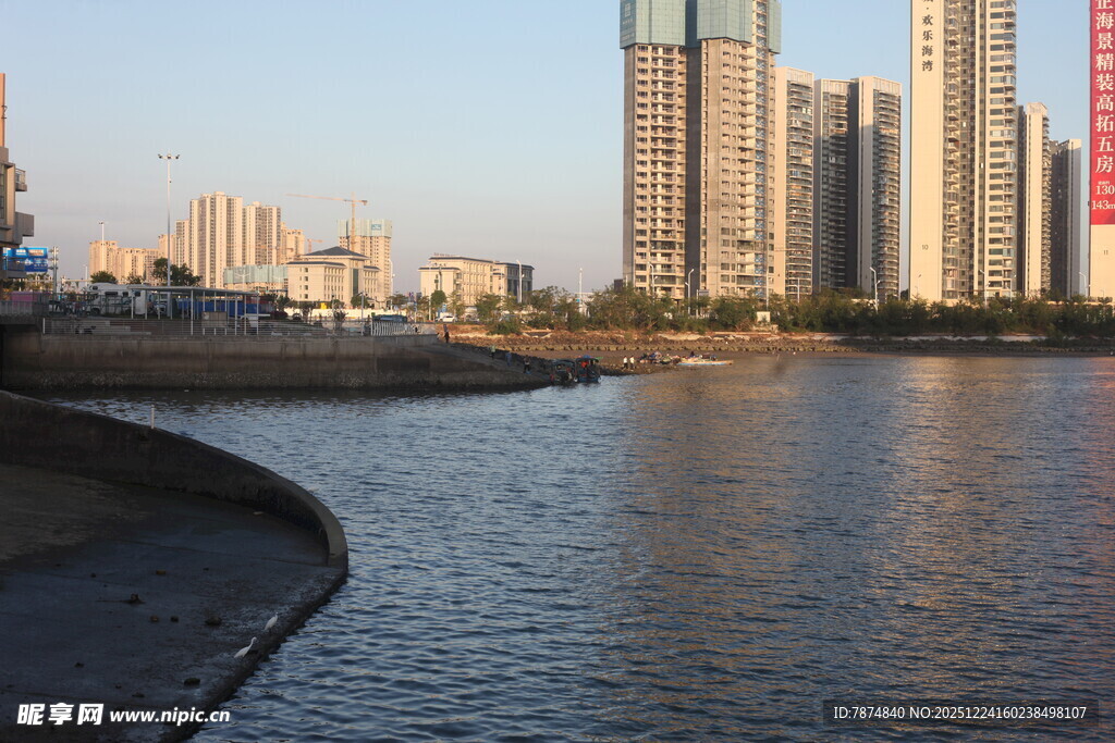城市河畔高楼景观