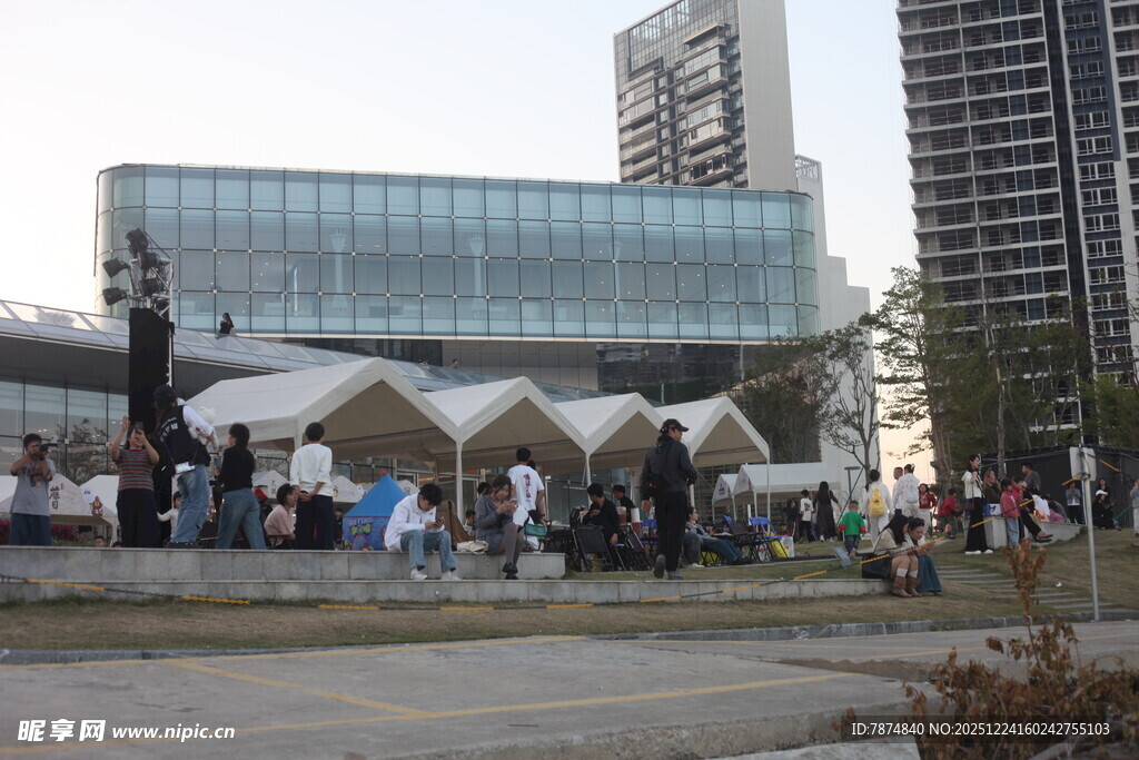 城市中现代建筑旁的人群景象