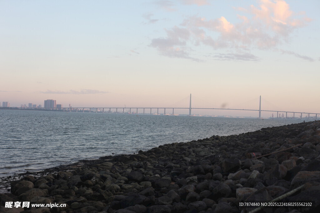 海边黄昏时的堤坝与海面