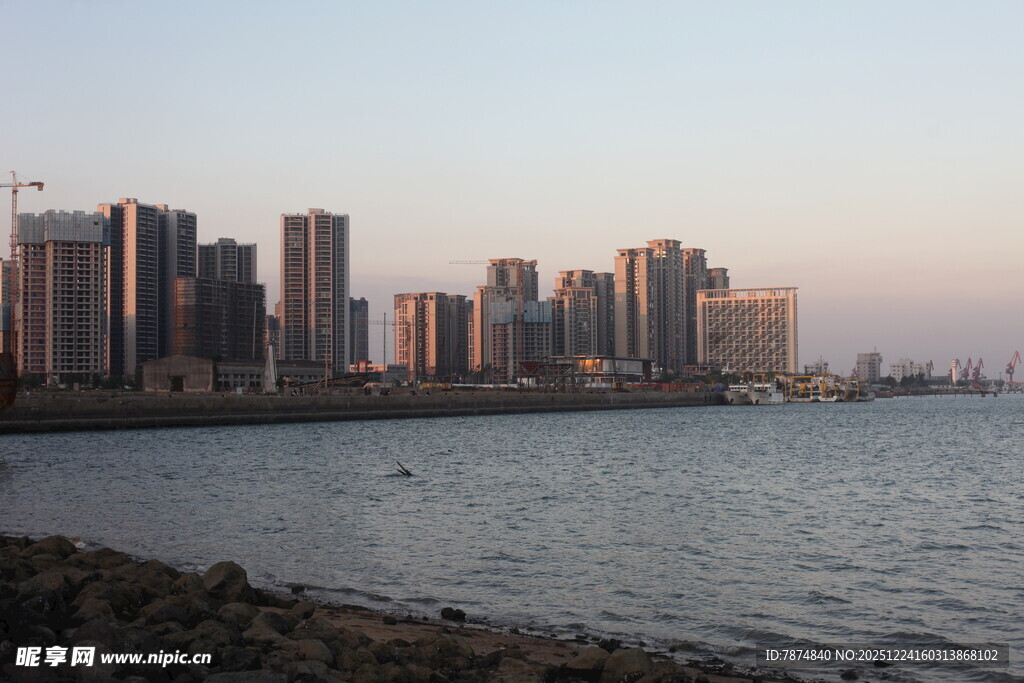 海滨城市黄昏高楼景观