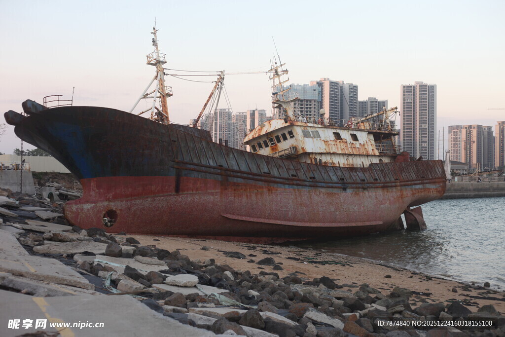 搁浅在岸边的大型船只
