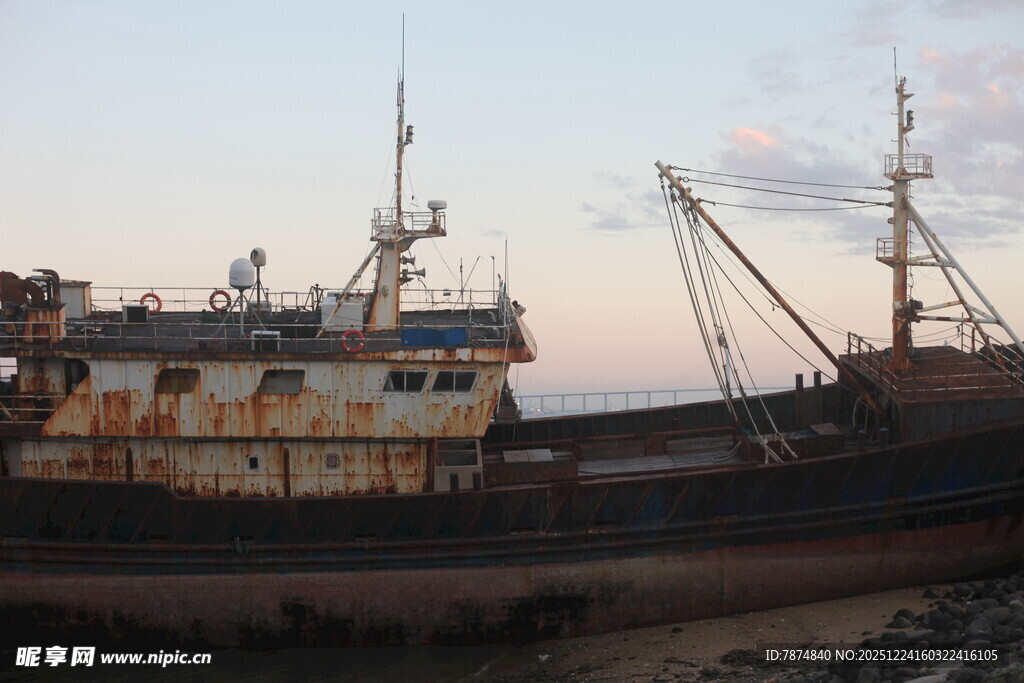 废弃船只停靠在岸边