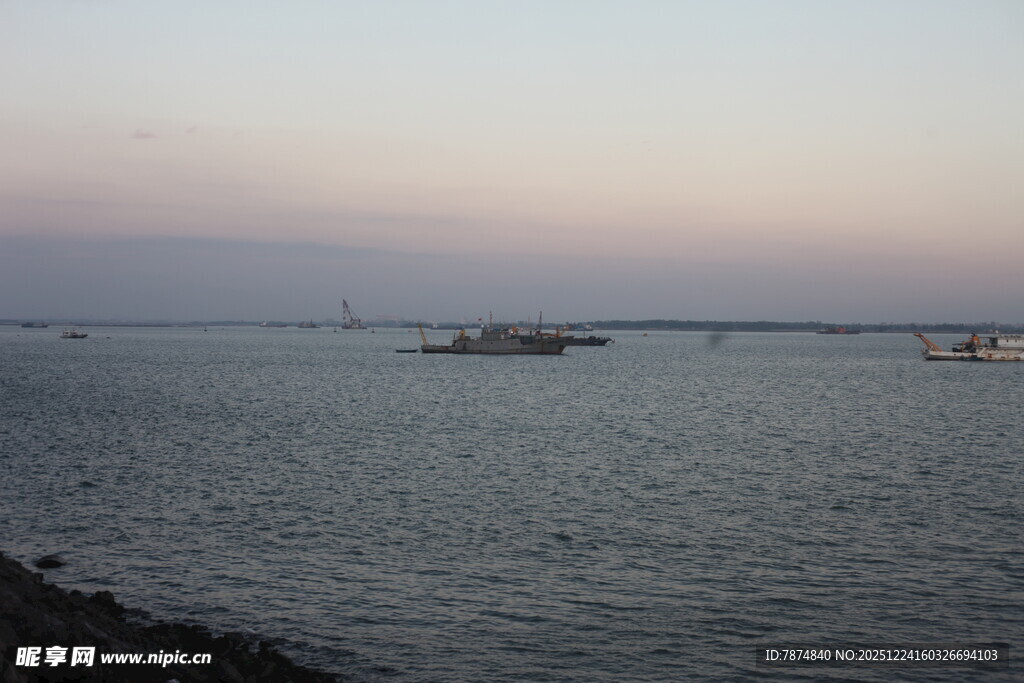 黄昏下的宁静海面