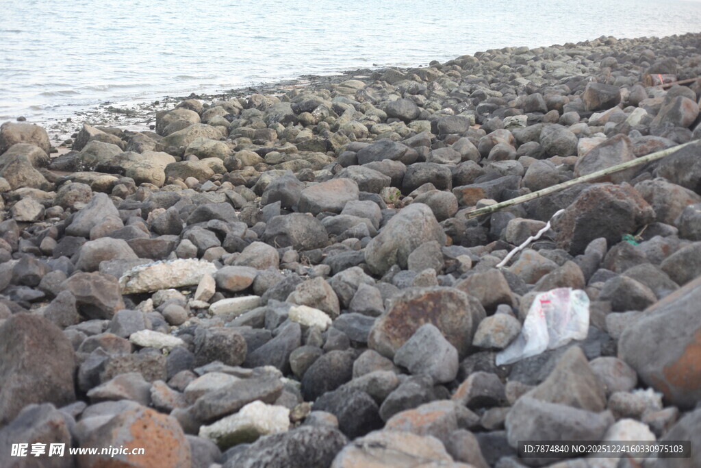 海边碎石滩景象