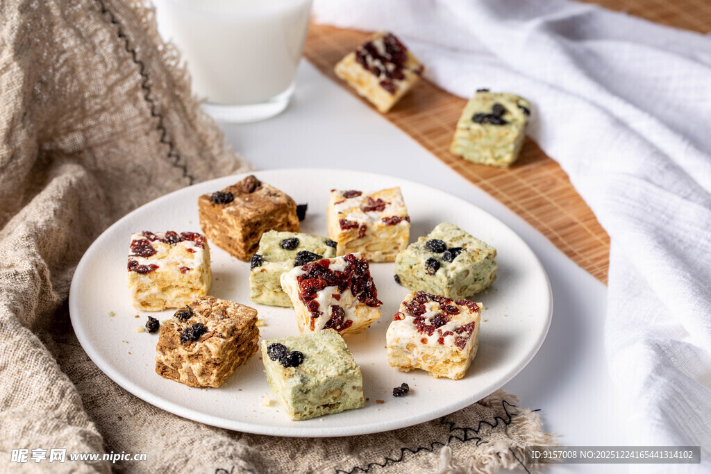 美味多样雪花酥摆于盘中