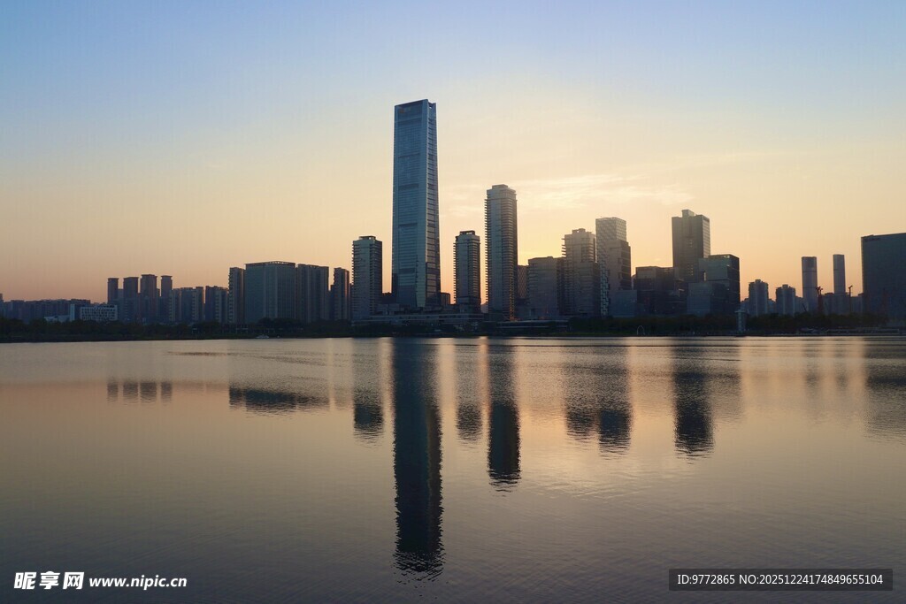 湖畔城市天际线黄昏美景