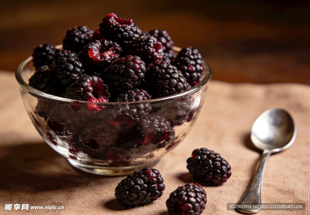 玻璃碗中的桑葚