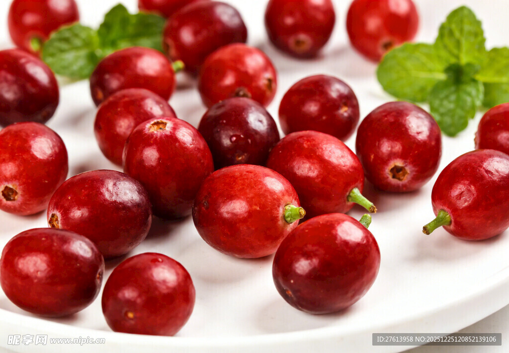 蔓越莓摆于白色盘上