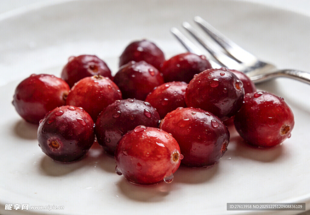 白盘上的蔓越莓