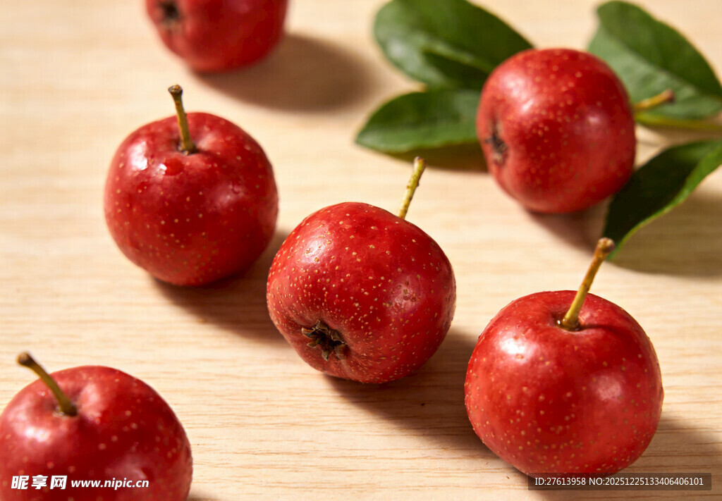 红山楂摆放在木桌上