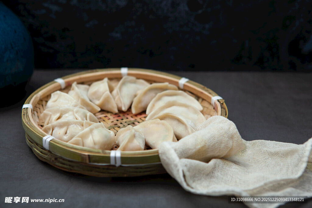 竹篮中的美味手工饺子