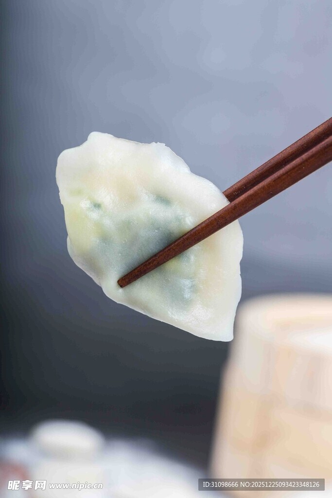 筷子夹起的美味饺子