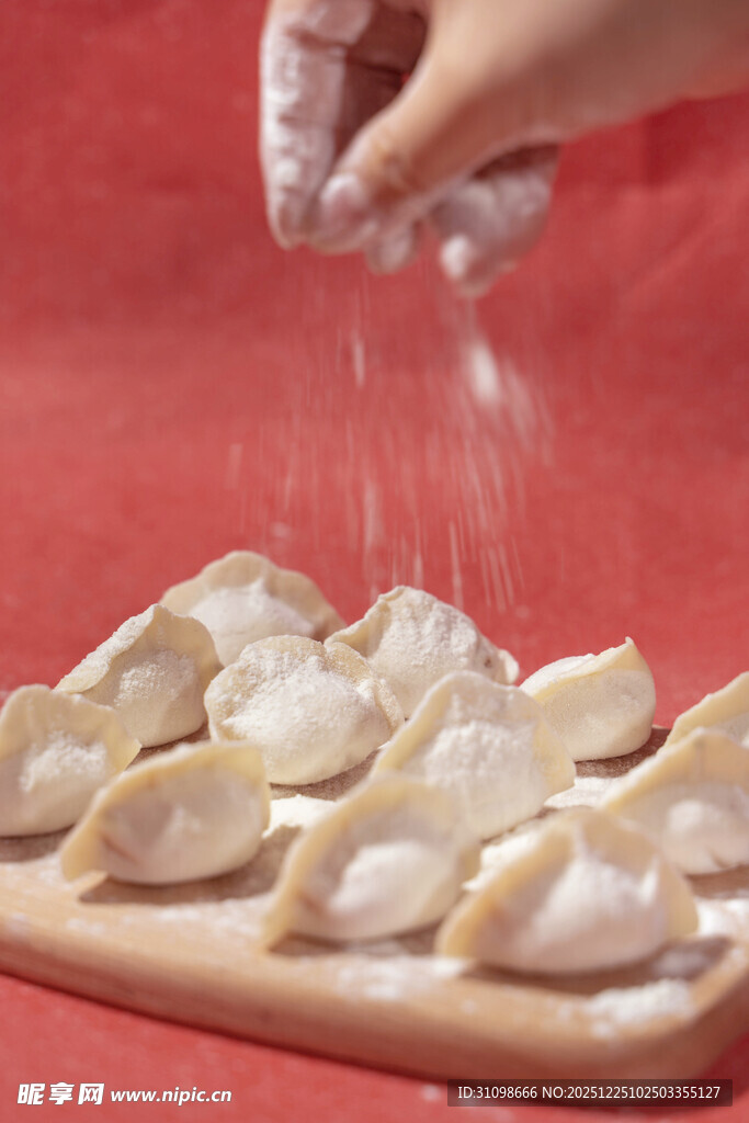 手工撒粉包饺子