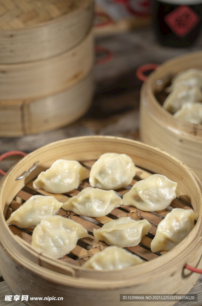 竹制蒸笼里的美味饺子