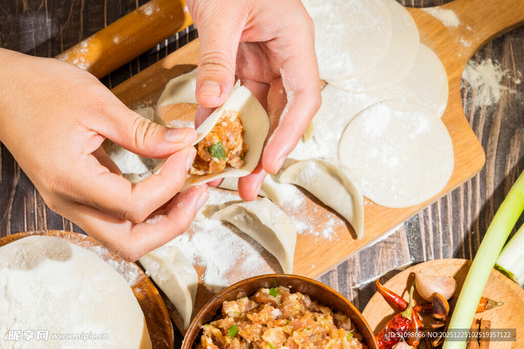 手工包饺子场景