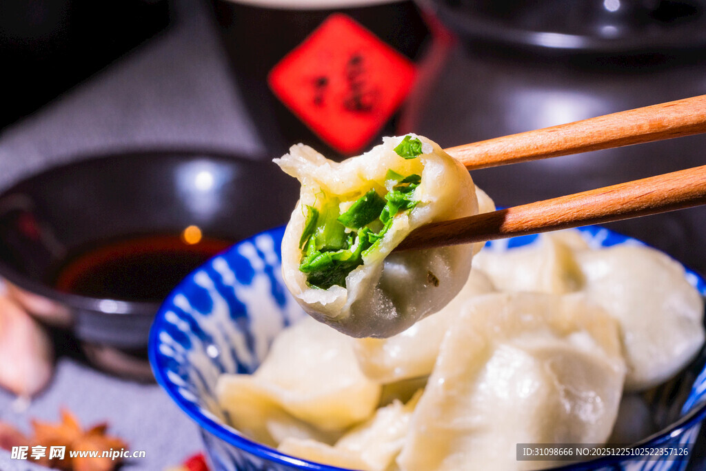 筷子夹起美味饺子