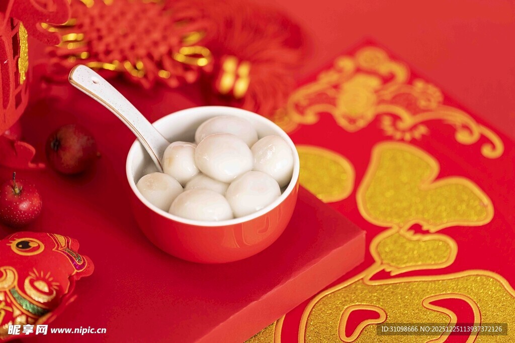 喜庆红背景中的元宵