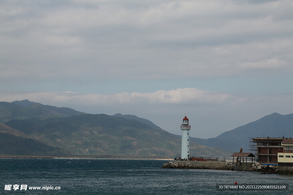 海边灯塔与远处山峦美景