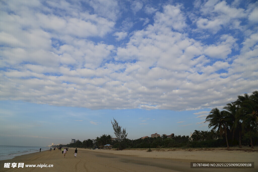 海滨沙滩蓝天白云美景