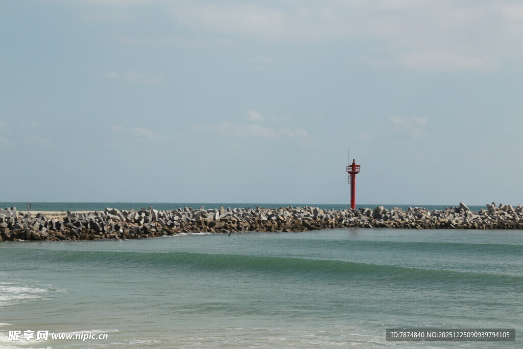 海边长堤与远处灯塔