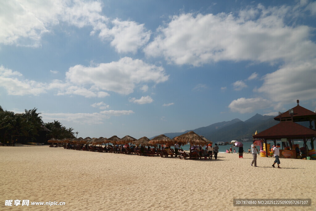 沙滩美景 游人漫步赏风光