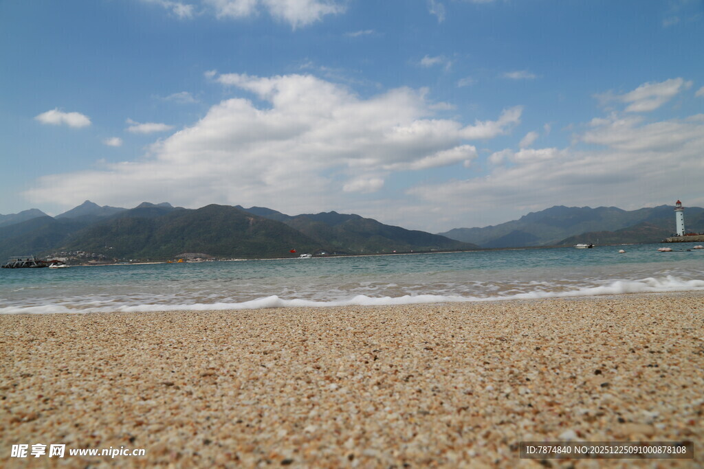 美丽沙滩与远处山海风光