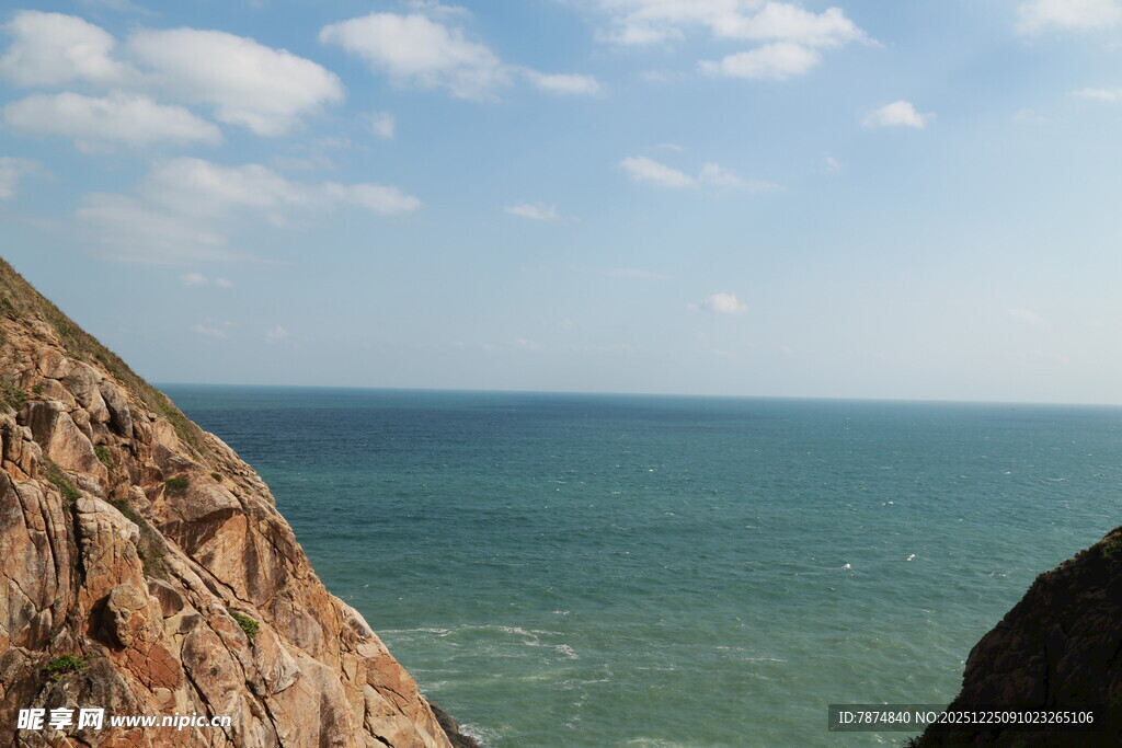 海边峭壁与辽阔海景