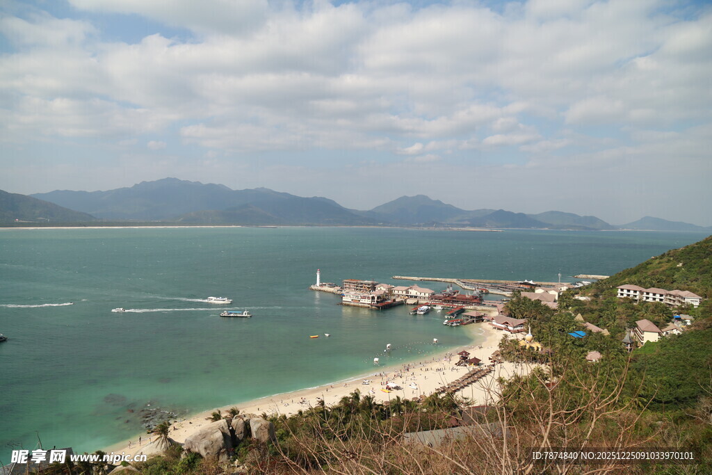 海滨风光 青山碧海相映
