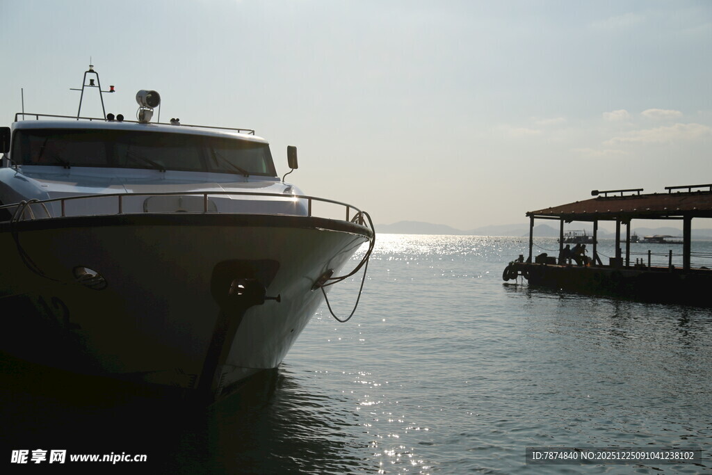 豪华游艇停靠在码头