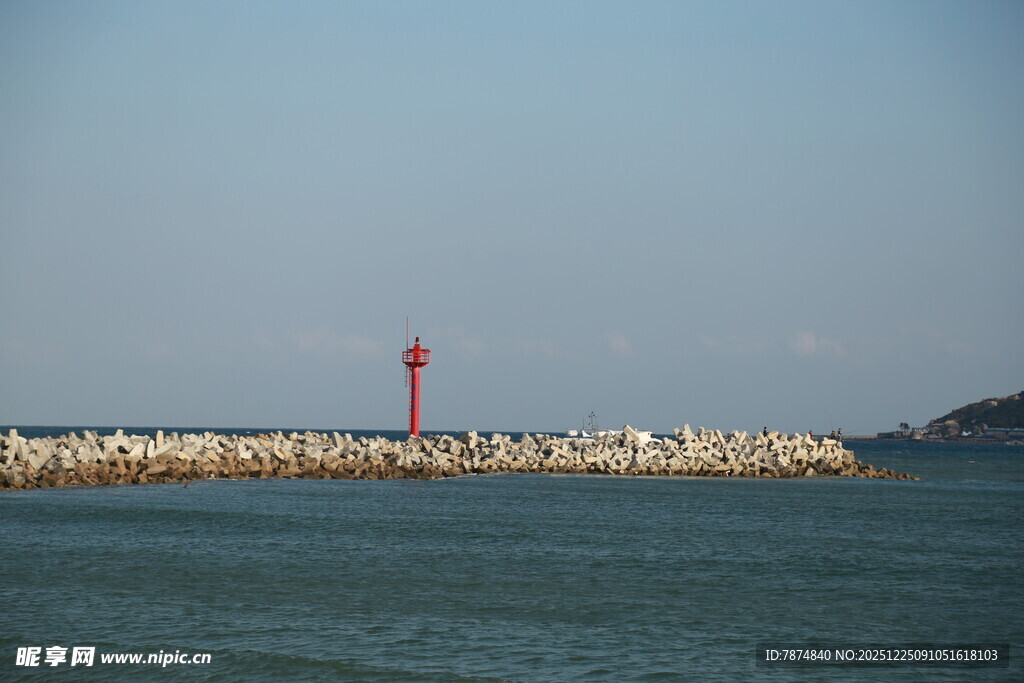海边灯塔与防波堤景观