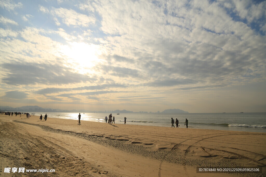 夕阳下的海滩漫步景象
