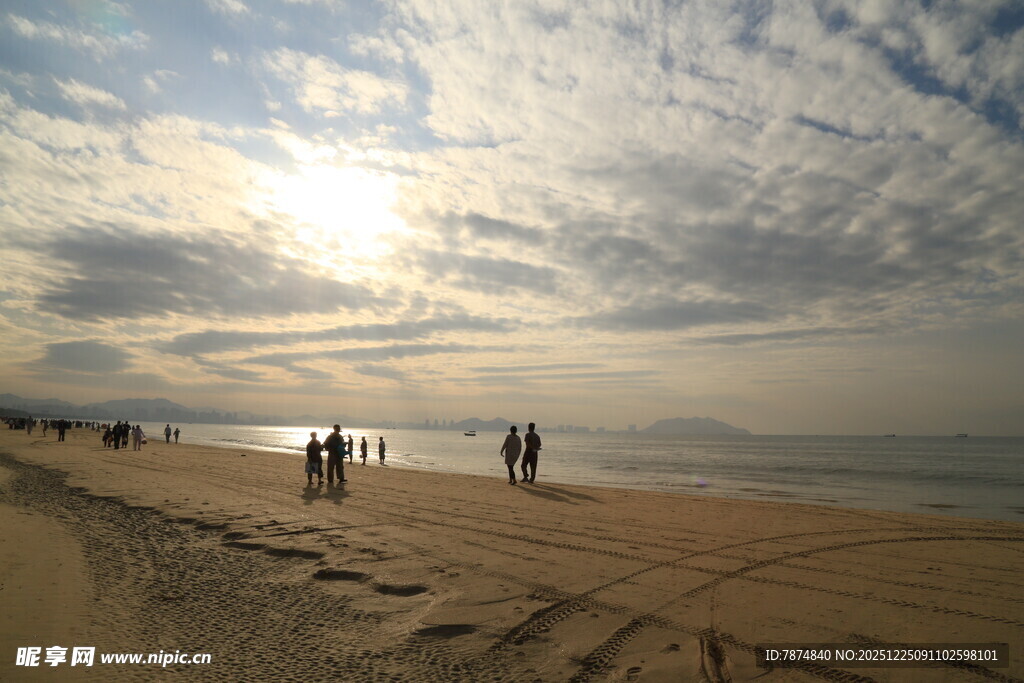 夕阳下的海边漫步场景