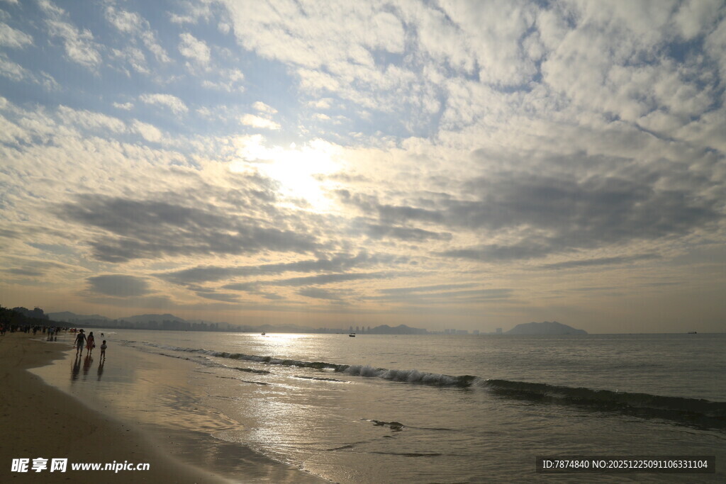 夕阳下的海边漫步美景