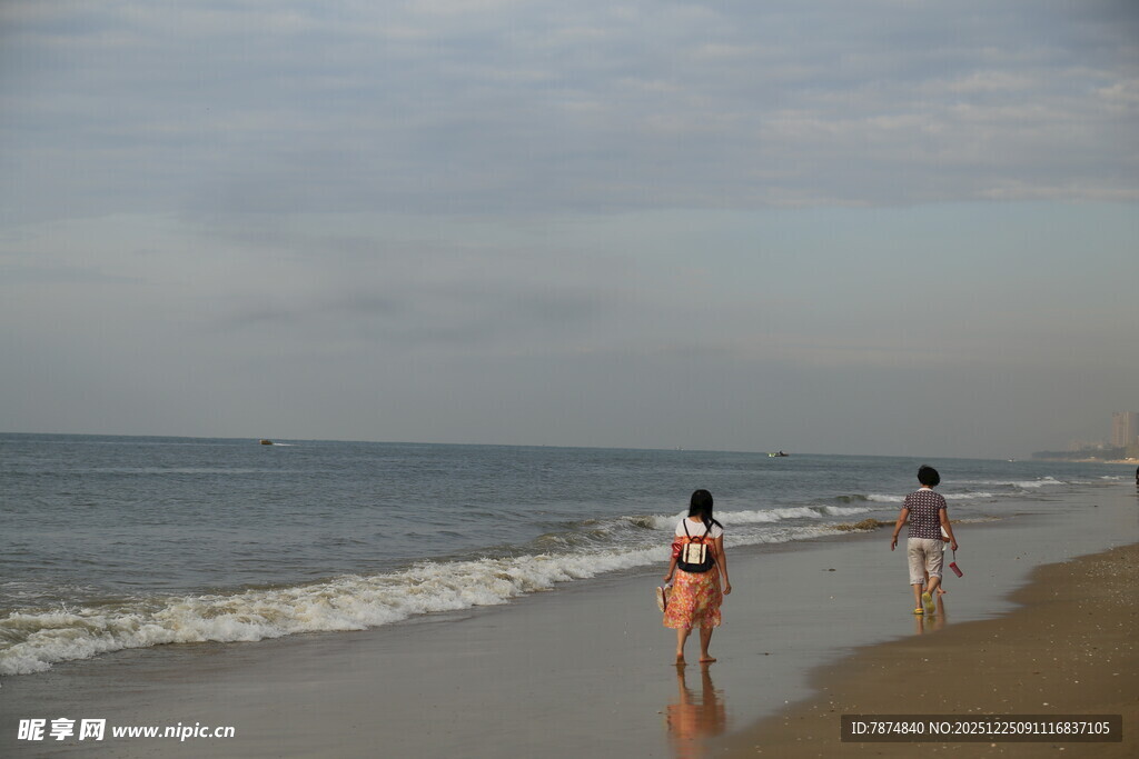 海边漫步的两位女性