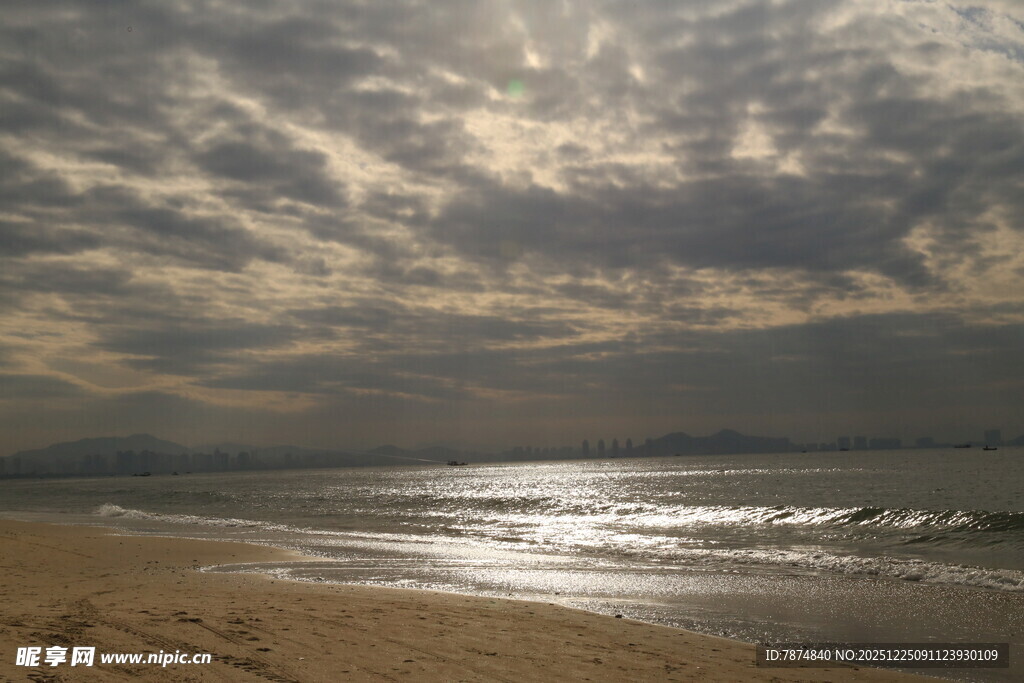 海边黄昏 云影波光共舞