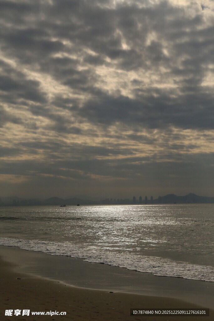 黄昏下的海边静谧景象