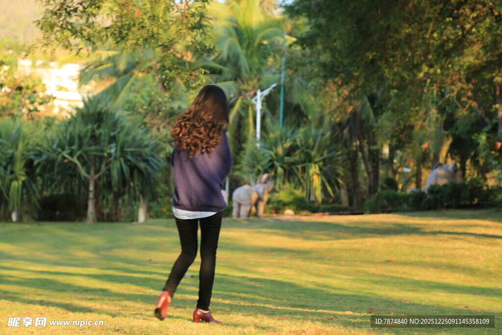 女孩公园漫步享受美好时光