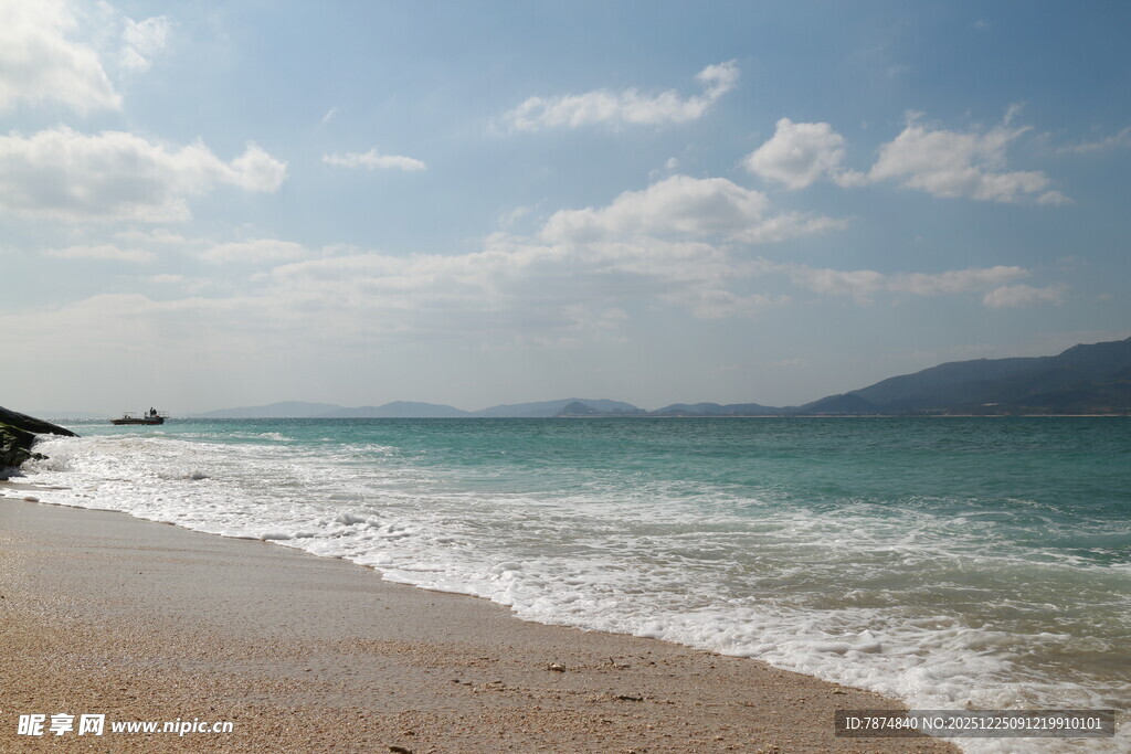 美丽海滩与海浪蓝天风景