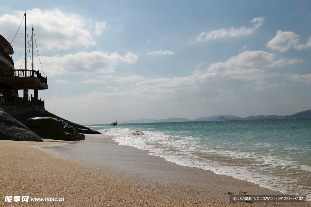 海边美景 沙滩与海浪相伴
