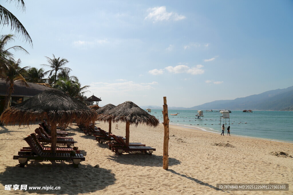 热带海滩休闲度假场景