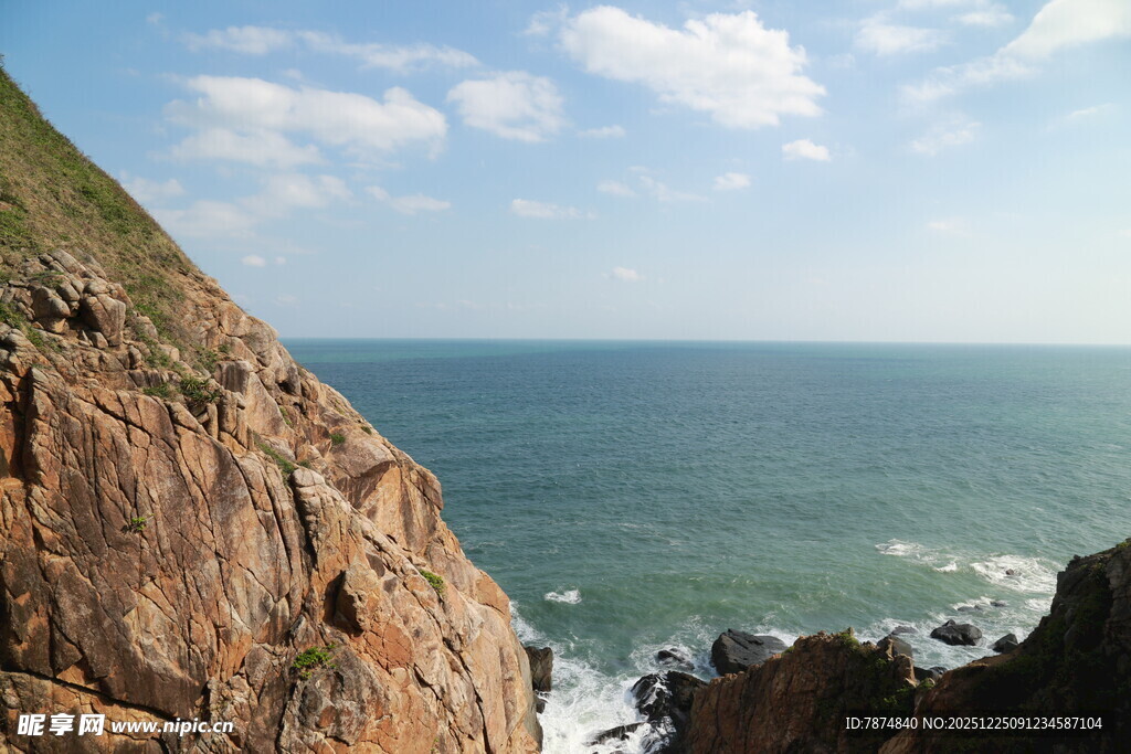 海边嶙峋峭壁与辽阔大海