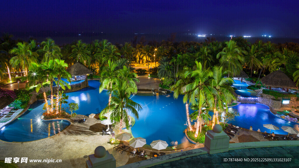 夜晚迷人的热带泳池景观